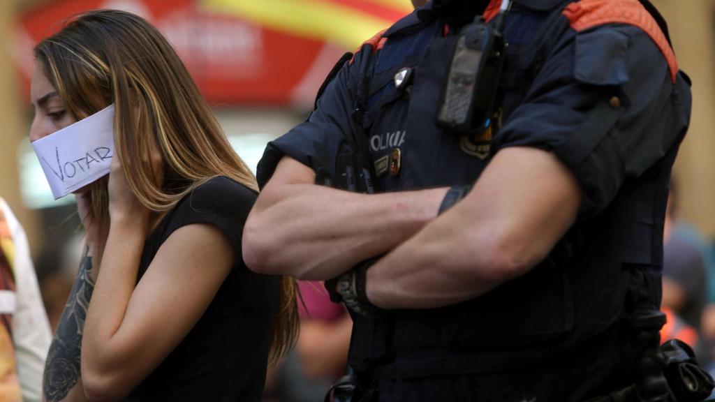 Un agente de los Mossos durante una concentración de gente en la calle.