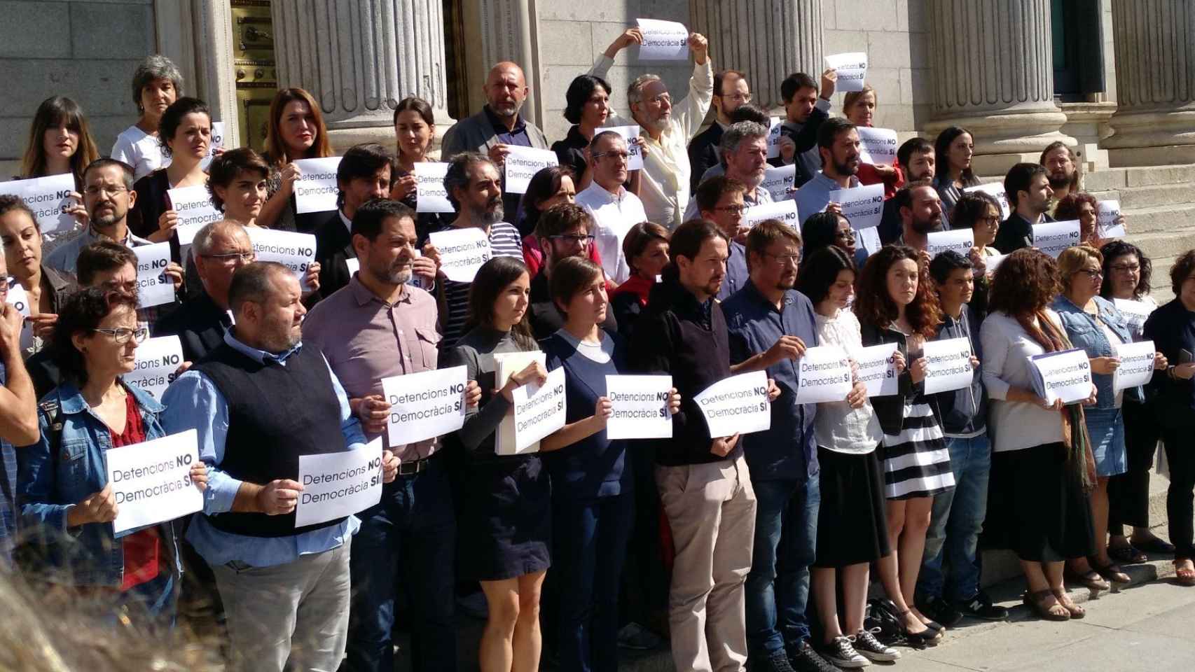 Los diputados de Podemos en la Puerta de los Leones.