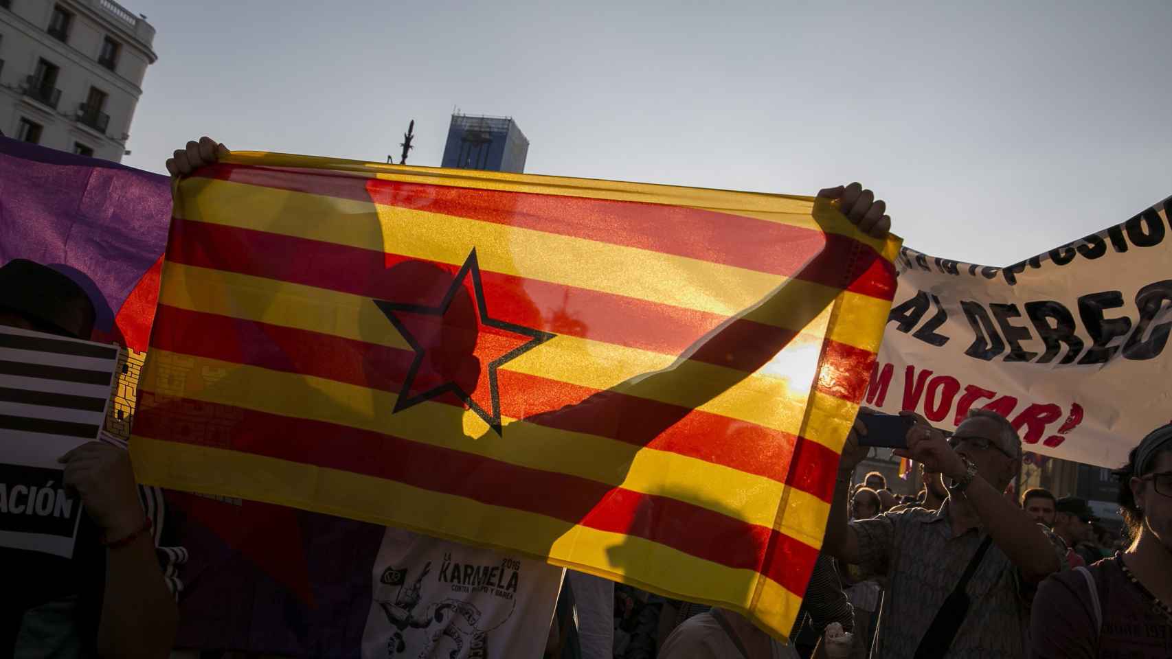 Manifestantes con una estelada este miércoles en Madrid.