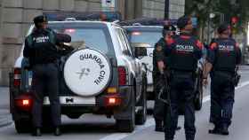 Guardias Civiles y mossos durante una de las operaciones de este miércoles