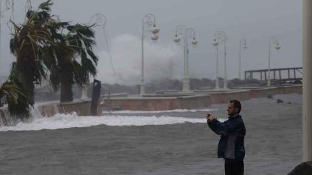 Un hombre fotografía los efectos del huracán María tras su paso por la isla francesa de Guadalupe.