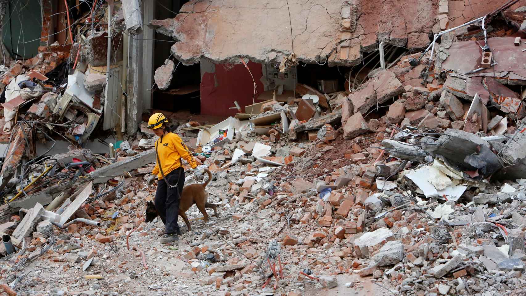 Uno de los rescatistas busca entre las ruinas de un edificio en México DF.