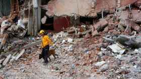 Uno de los rescatistas busca entre las ruinas de un edificio en México DF