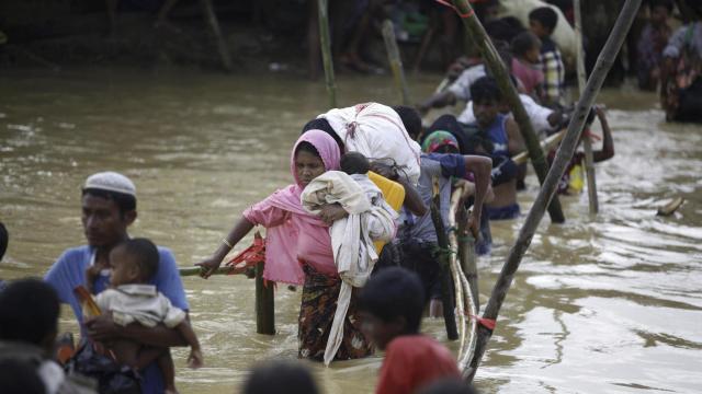 Refugiados  rohinyá esperan ayuda humanitaria en un campamento improvisado en Ukhiya.