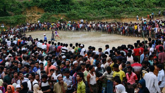 Los refugiados rohingyas esperan ayuda en Cox's Bazar.