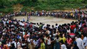 Los refugiados rohingyas esperan ayuda en Cox's Bazar.
