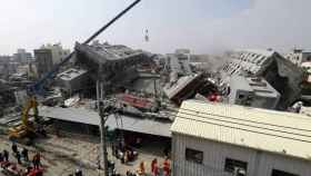 Restos de un edificio tras el terremeto de magnitud 6,4 que azotó Taiwán en 2.016.