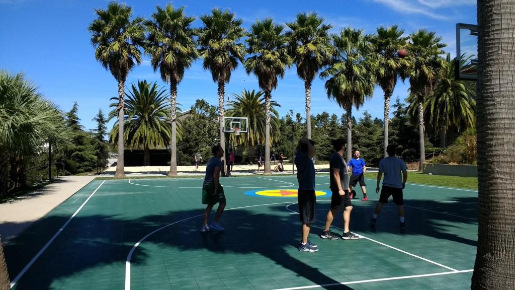 Cancha de baloncesto de la compañía.