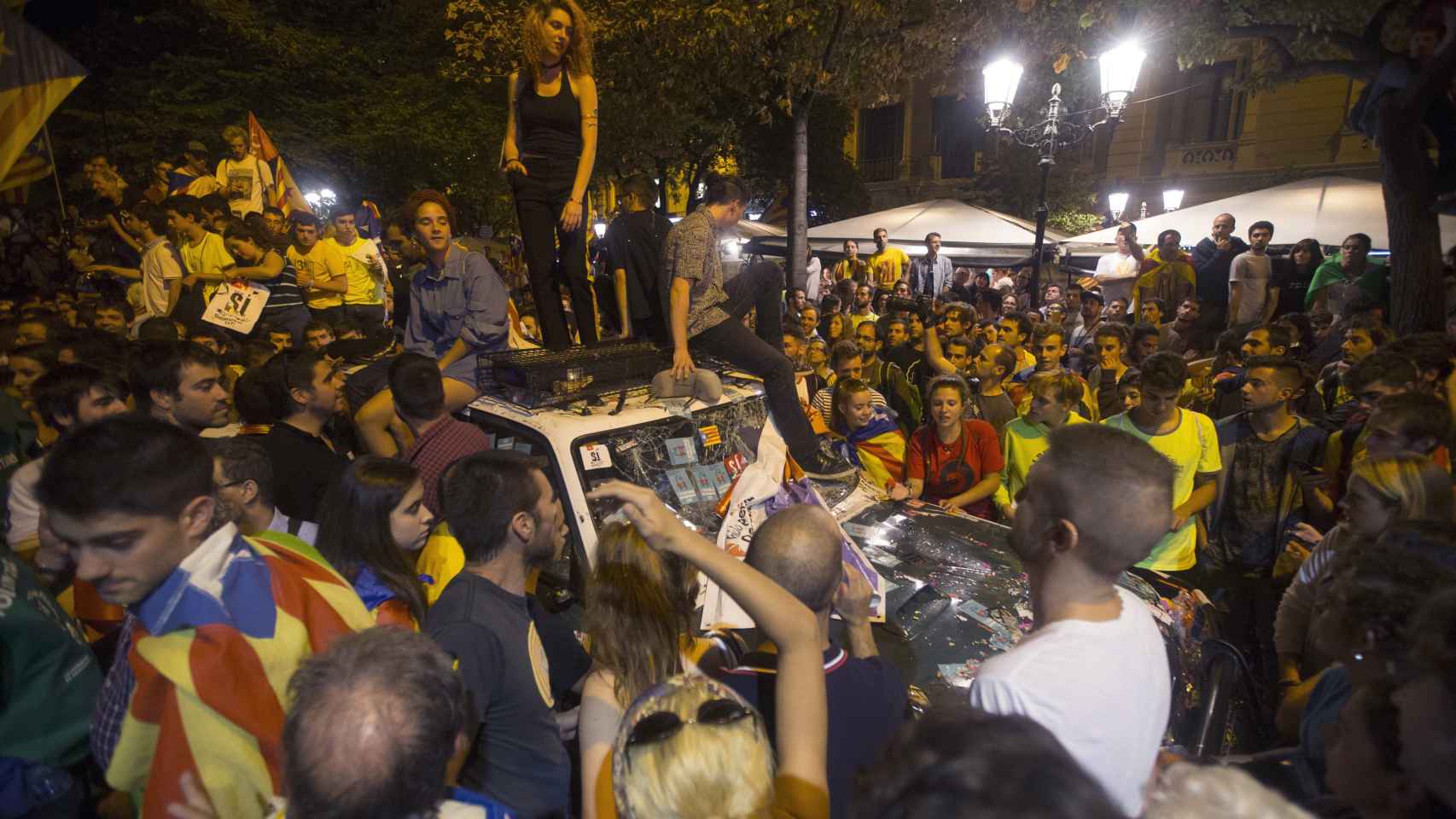 Varios manifestantes usaron los coches como estrado.