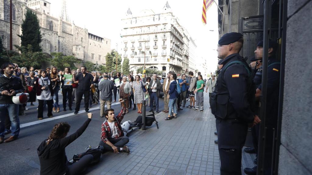 Agentes custodian la sede de Gobernación mientras asistentes protestan en la puerta