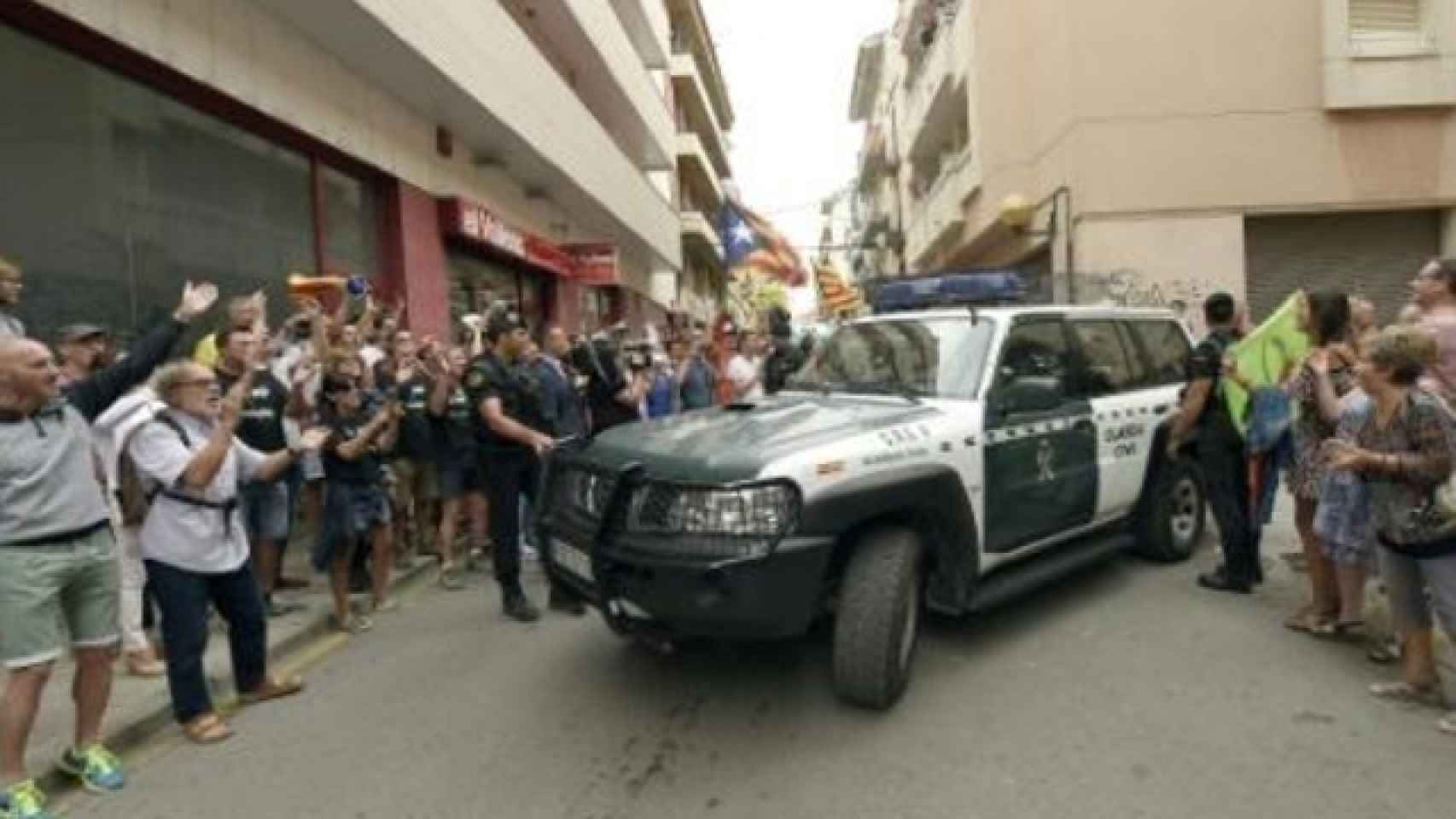 La Guardia Civil llega a Valls el día del registro.