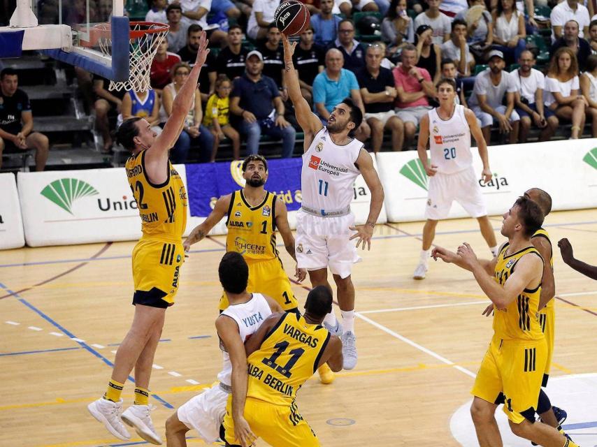 Facundo Campazzo intenta anotar ante el Alba Berlín.