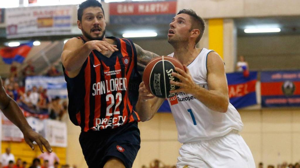 Fabien Causeur ante el San Lorenzo de Almagro.