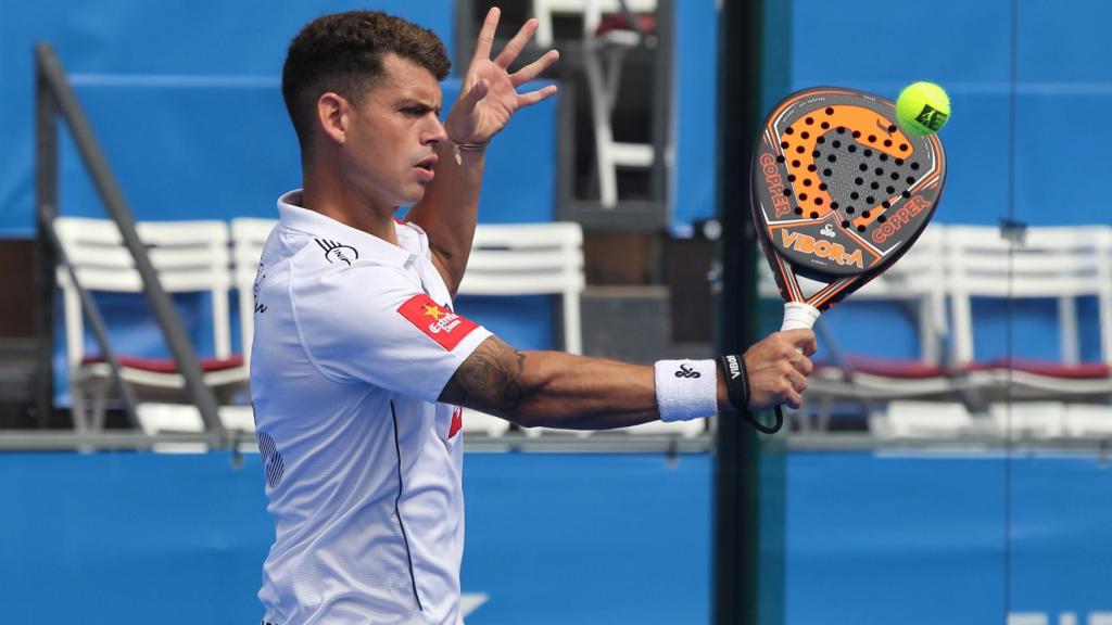 Ramiro Moyano devuelve una pelota en octavos.