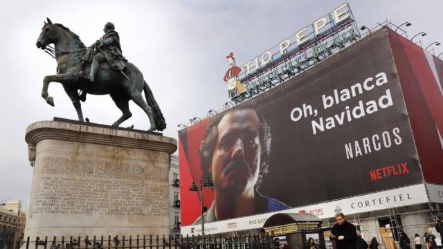 Lona de Netflix en la Puerta del Sol.