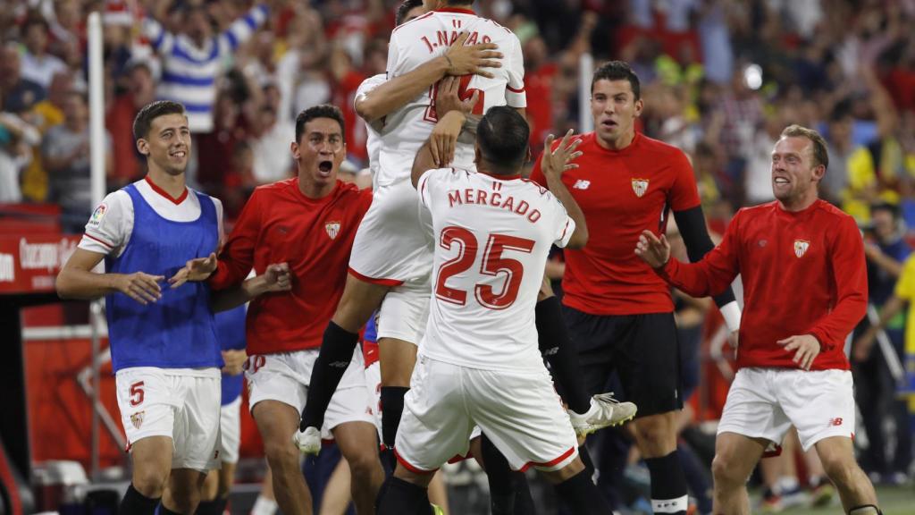 Jesús Navas celebra su tanto con el banquillo del Sevilla.