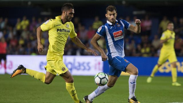 Baptistao y Víctor Ruiz disputan un balón.