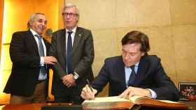 Firma de un convenio sobre los Juegos Mediterráneos: José Ramón Lete, Alejandro Blanco y Josep Félix Ballesteros.
