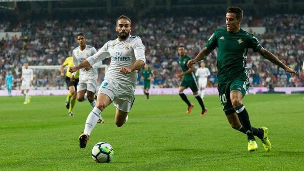 Carvajal alcanza el esférico. Foto: Pedro Rodríguez / El Bernabéu