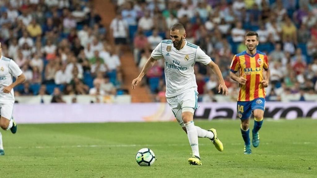 Benzema dirige el balón.  Foto: Pedro Rodríguez / El Bernabéu