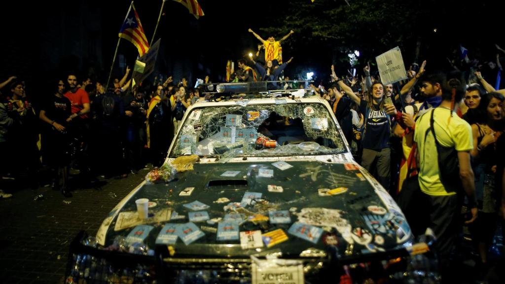 Momento en el que los radicales destrozaban los coches de la Guardia Civil.