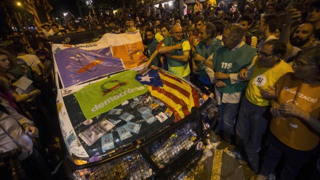 Uno de los vehículos de la Guardia Civil, destrozado.