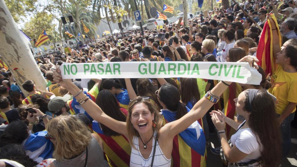 Una joven se manifiesta frente al TSJC en apoyo a los detenidos por organizar el 1-O.