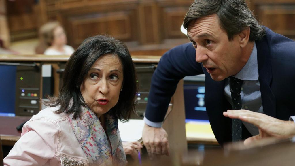 Los portavoces del PSOE y PP, Margarita Robles y Rafael Hernando.