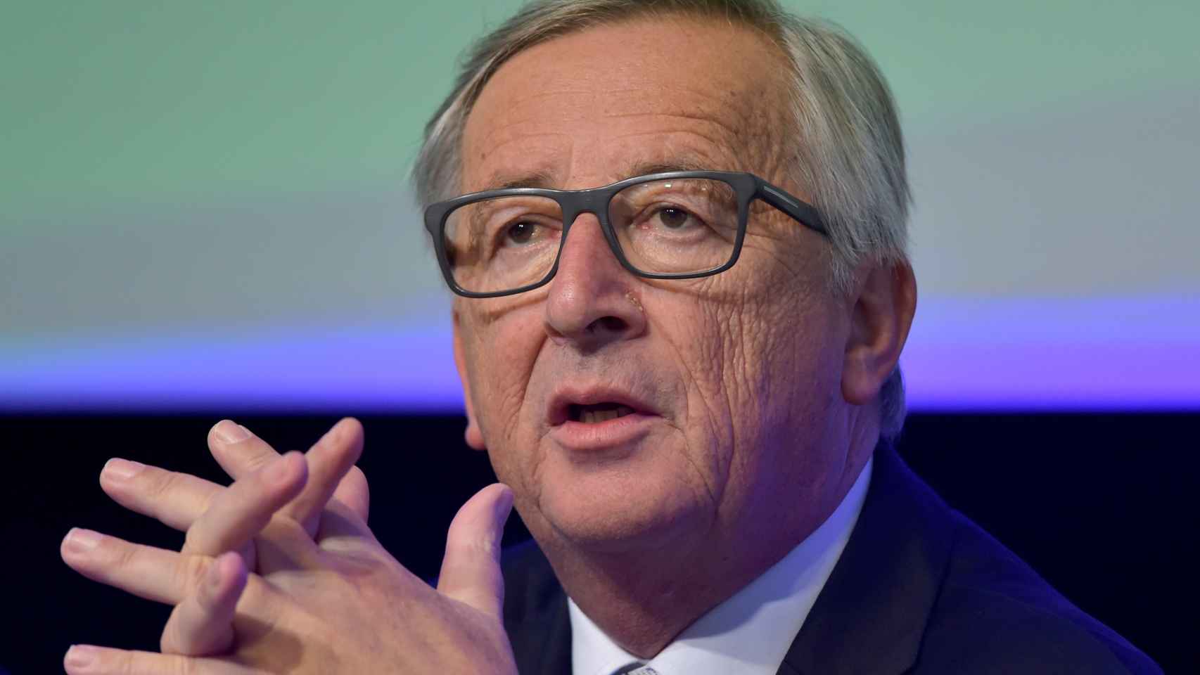 Juncker pide que se respete la Constitución española