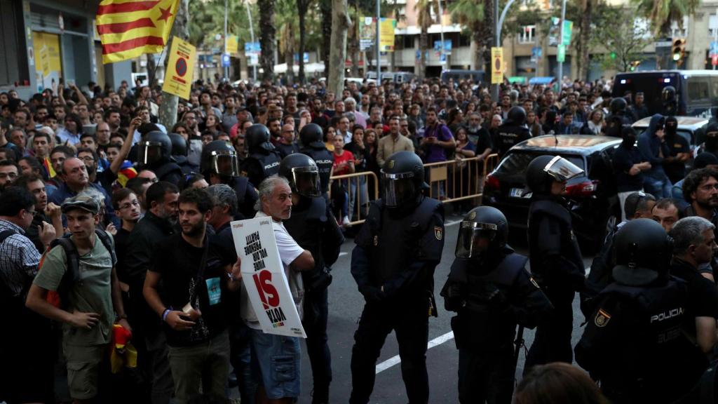 Un millar de simpatizantes de la CUP se concentraron durante la entrada de la Policía en su sede