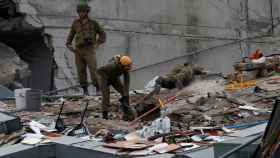 Equipo de rescate en uno de los edificios colapsados por el terremoto.