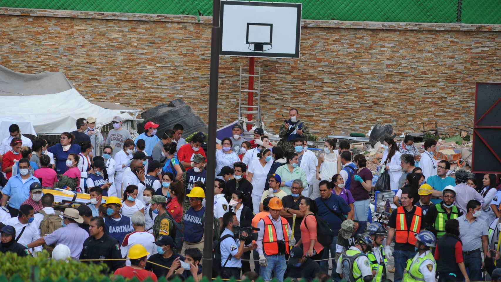 Las labores de rescate continúan en el Colegio Enrique Rebsámen, donde se encuentra Frida.