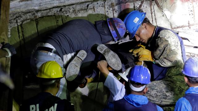 El equipo  de rescate buscando a supervivientes entre los escombros del colegio.