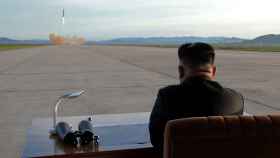 Kim Jong-Un supervisa el último ensayo de misiles de su país.