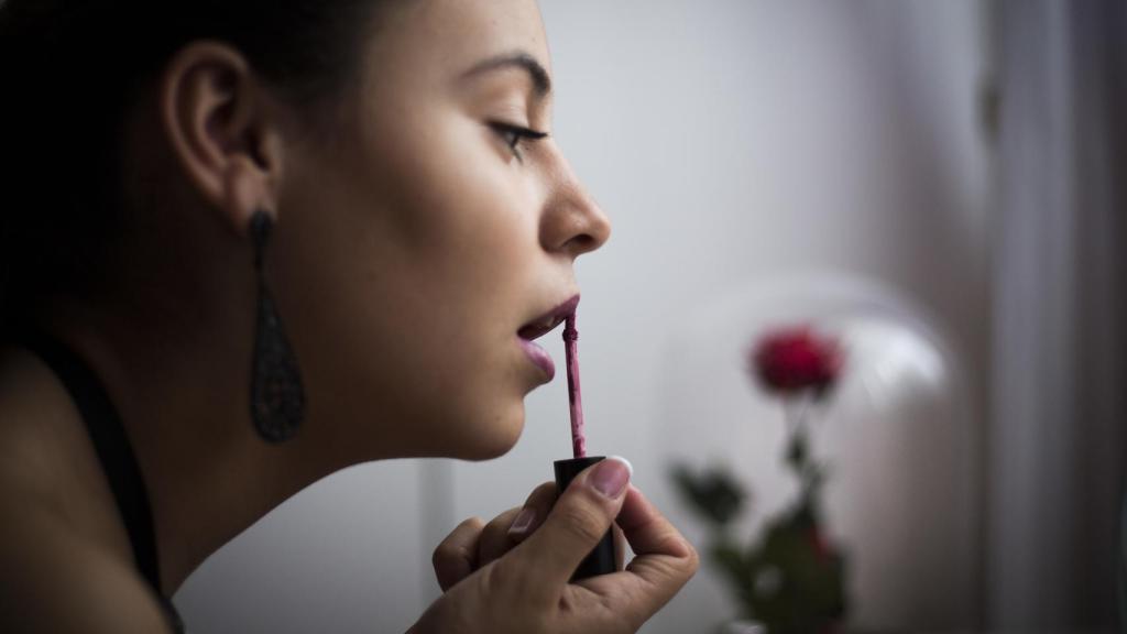 Ana Ríos perfilando sus labios antes de probarse el traje que lucirá en la gala del sábado.