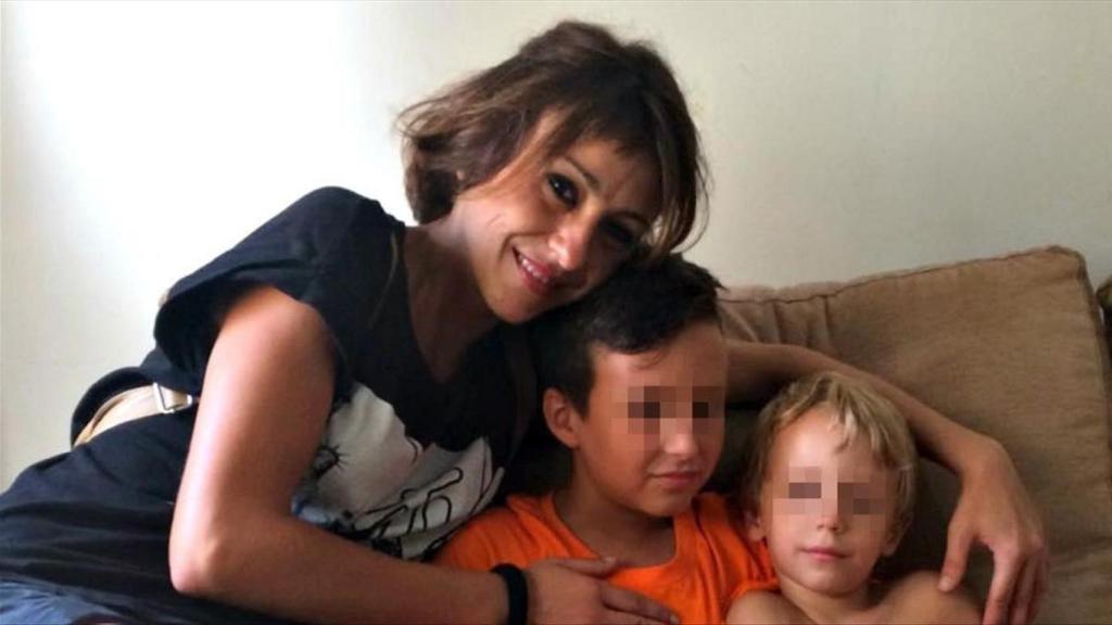 Juana Rivas, junto a sus hijos de once y tres años.