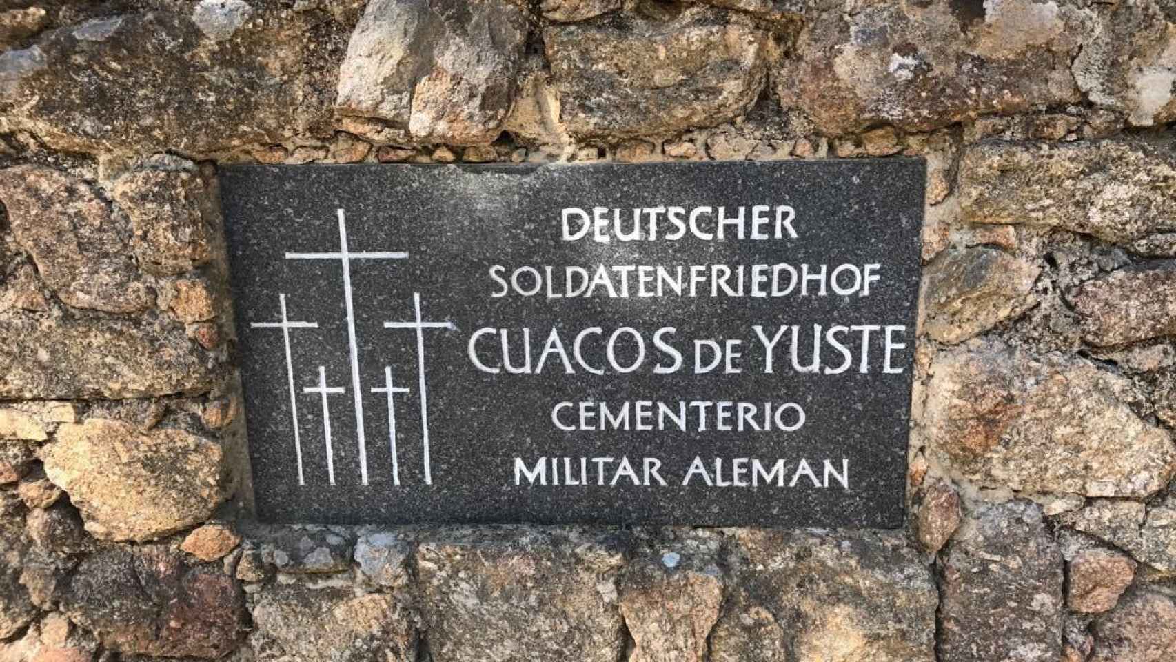 Cartel a la entrada del cementerio de Cuacos de Yuste.