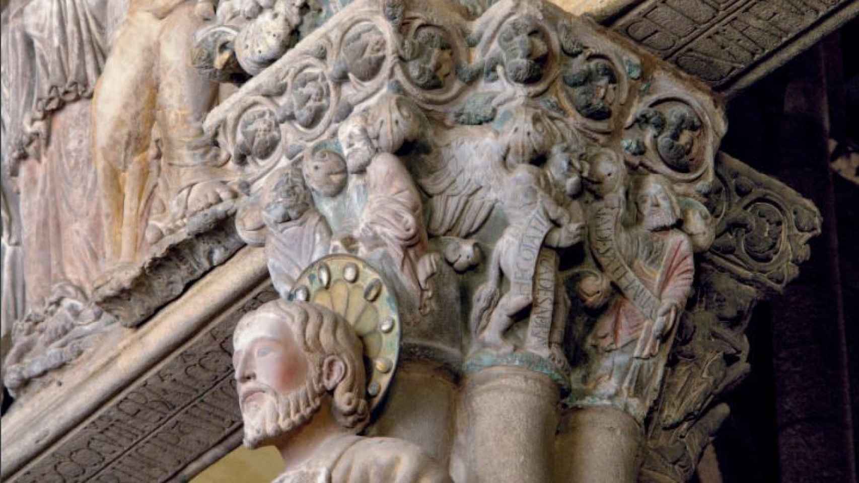 Detalle del Pórtico de la Gloria con el capitel del parteluz y los dinteles del arco central con inscripciones.