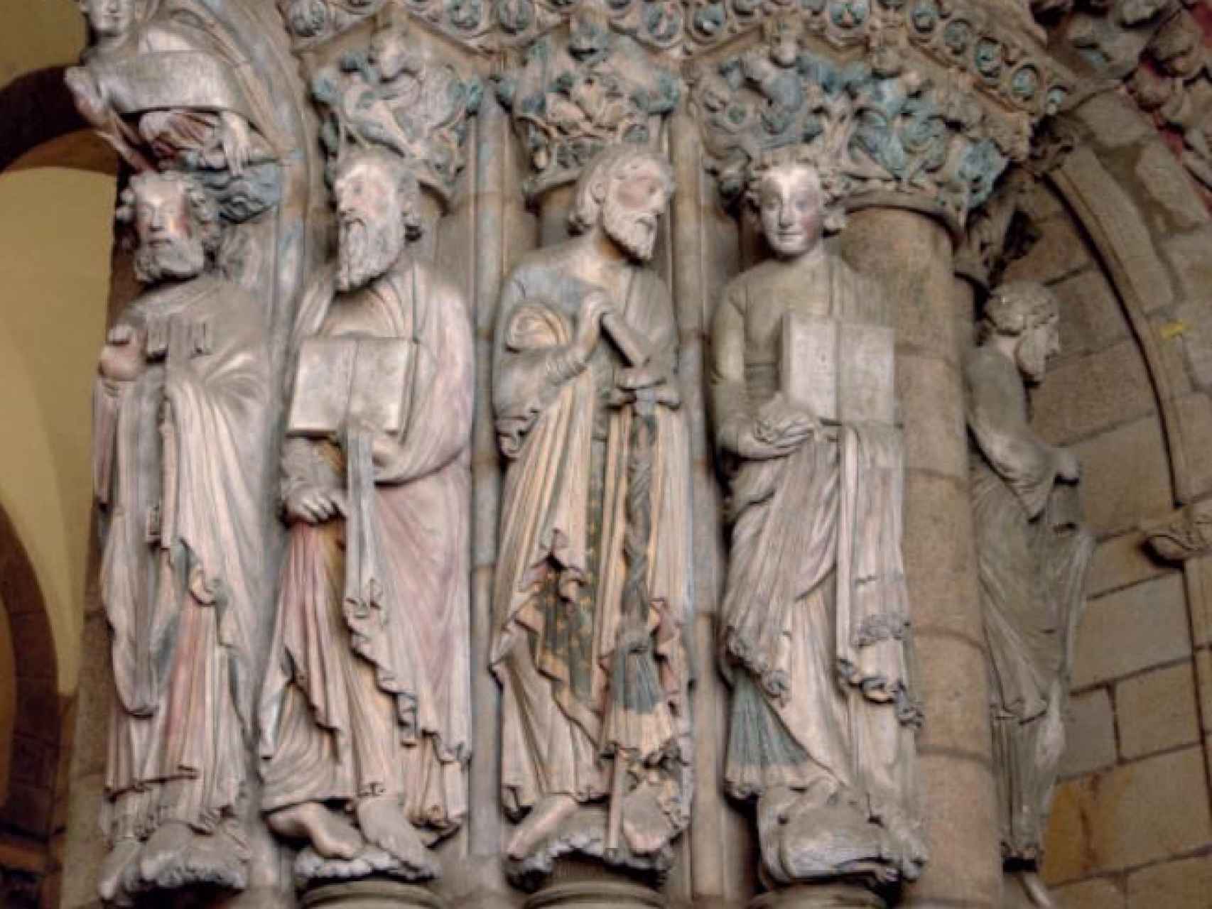 San Pedro, san Pablo, Santiago el Mayor y san Juan en las jambas del lado derecho del arco central del Pórtico de la Gloria .