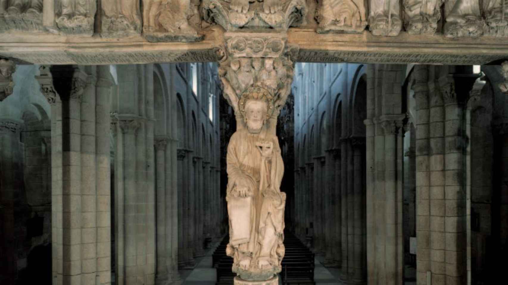 Santiago Apóstol en el parteluz del arco central del Pórtico de la Gloria.