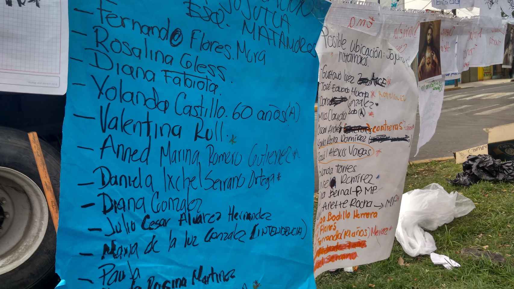 Cartulinas en las que vecinos del barrio voluntarios iban apuntando el nombre de los niños fallecidos