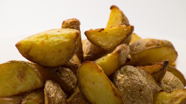 Un montón de patatas cocidas dispuestas para ser ingeridas como si no hubiera un mañana.