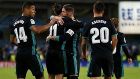 Los jugadores felicitan a Bale