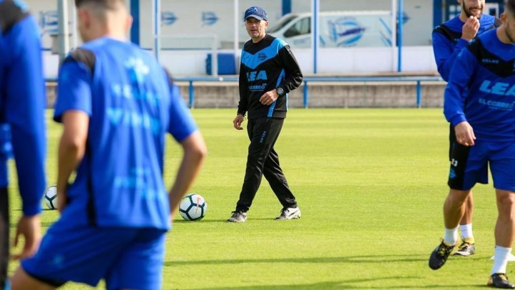 Javi Cabello dirigiendo un entrenamiento del Alavés. Foto: deportivoalaves.com