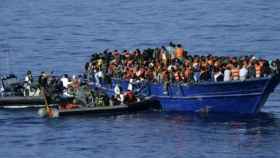 Una barca con decenas de refugiados en el mediterraneo.