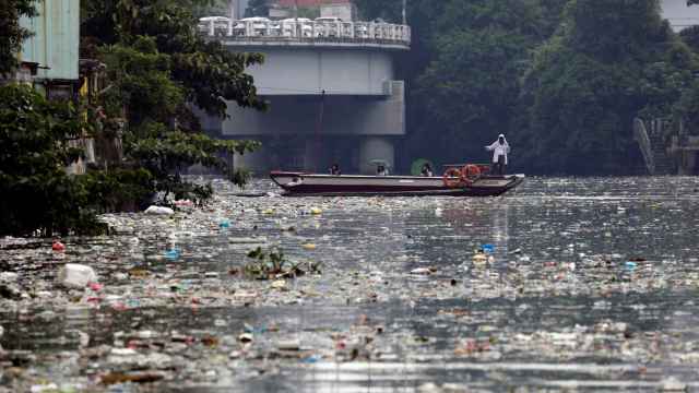 Enviados de Greenpeace inspeccionan el río Pasig en San Juan, Manila.