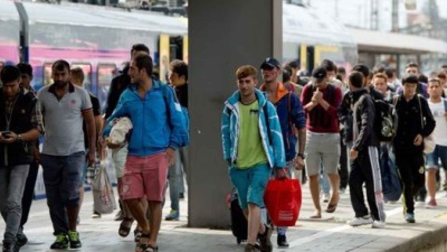 Refugiados llegan a la estación de tren.
