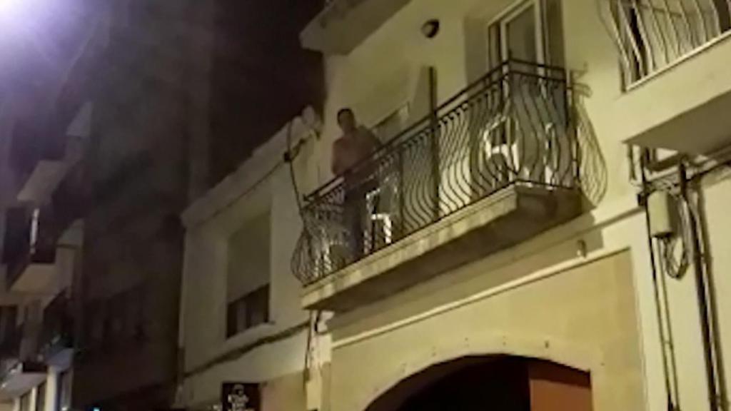 El guardia civil, cantando fandangos frente a una cacerolada en Calella.