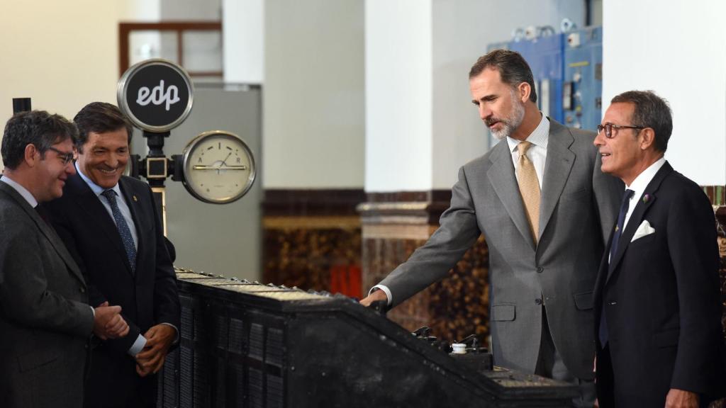 El rey Felipe VI junto a Antonio Mexia (derecha) en el acto del centenario de La Malva.