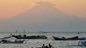 Vista del volcán desde Mataram en la isla de Lombok.
